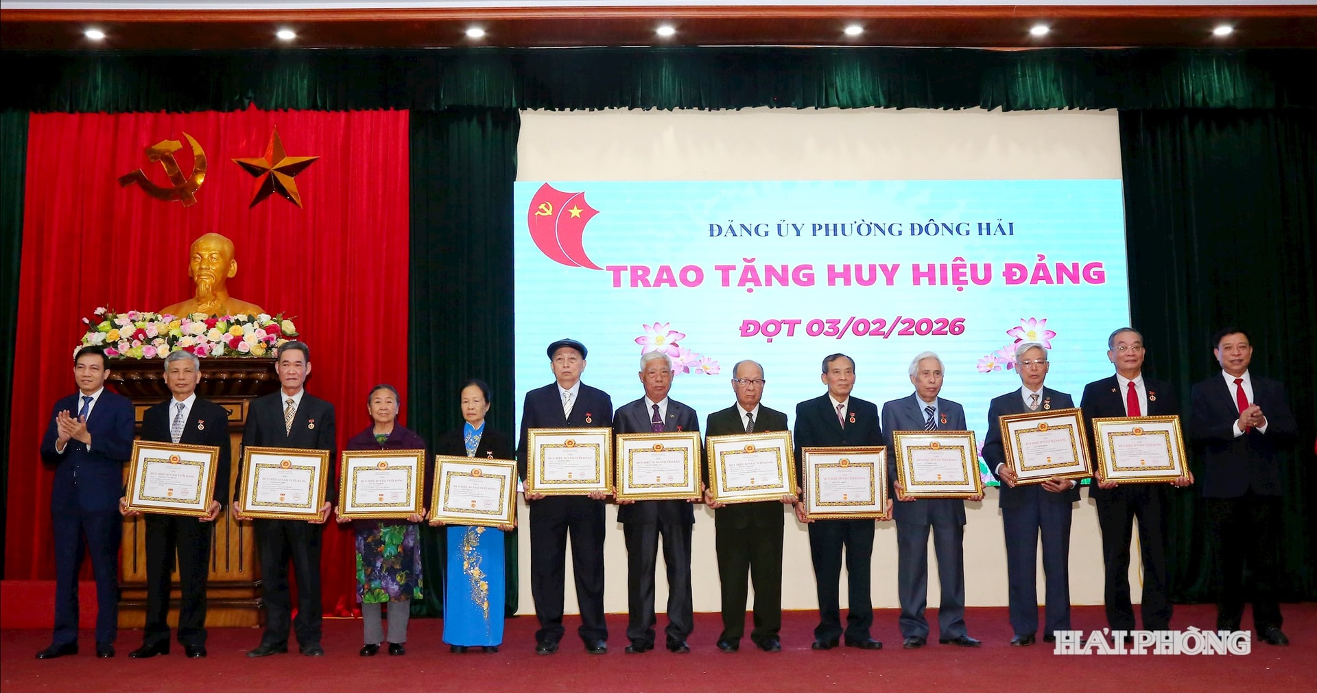 L&atilde;nh đạo phường Đ&ocirc;ng Hải trao Huy hiệu 45 năm Tuổi Đảng tặng c&aacute;c Đảng vi&ecirc;n