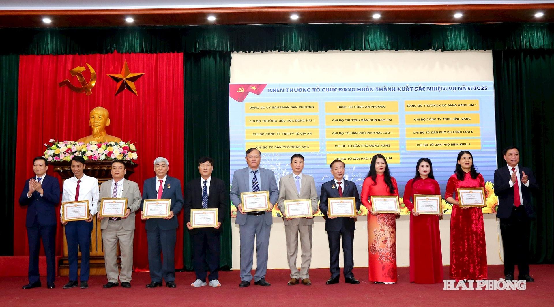 L&atilde;nh đạo phường Đ&ocirc;ng Hải khen thưởng c&aacute;c chi bộ đảng ho&agrave;n th&agrave;nh xuất sắc năm 2025