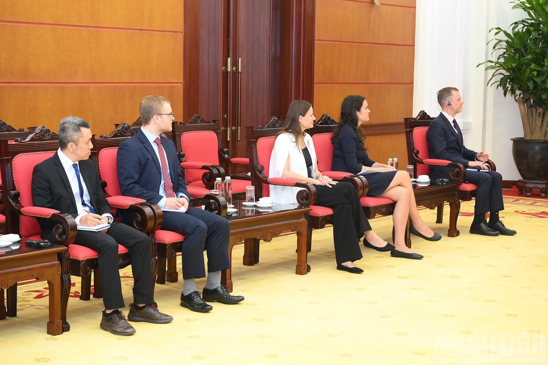 Các đại biểu Liên hiệp Vương quốc Anh và Bắc Ireland tham dự cuộc tiếp. ndo_br_a8-bnd-4020.jpg