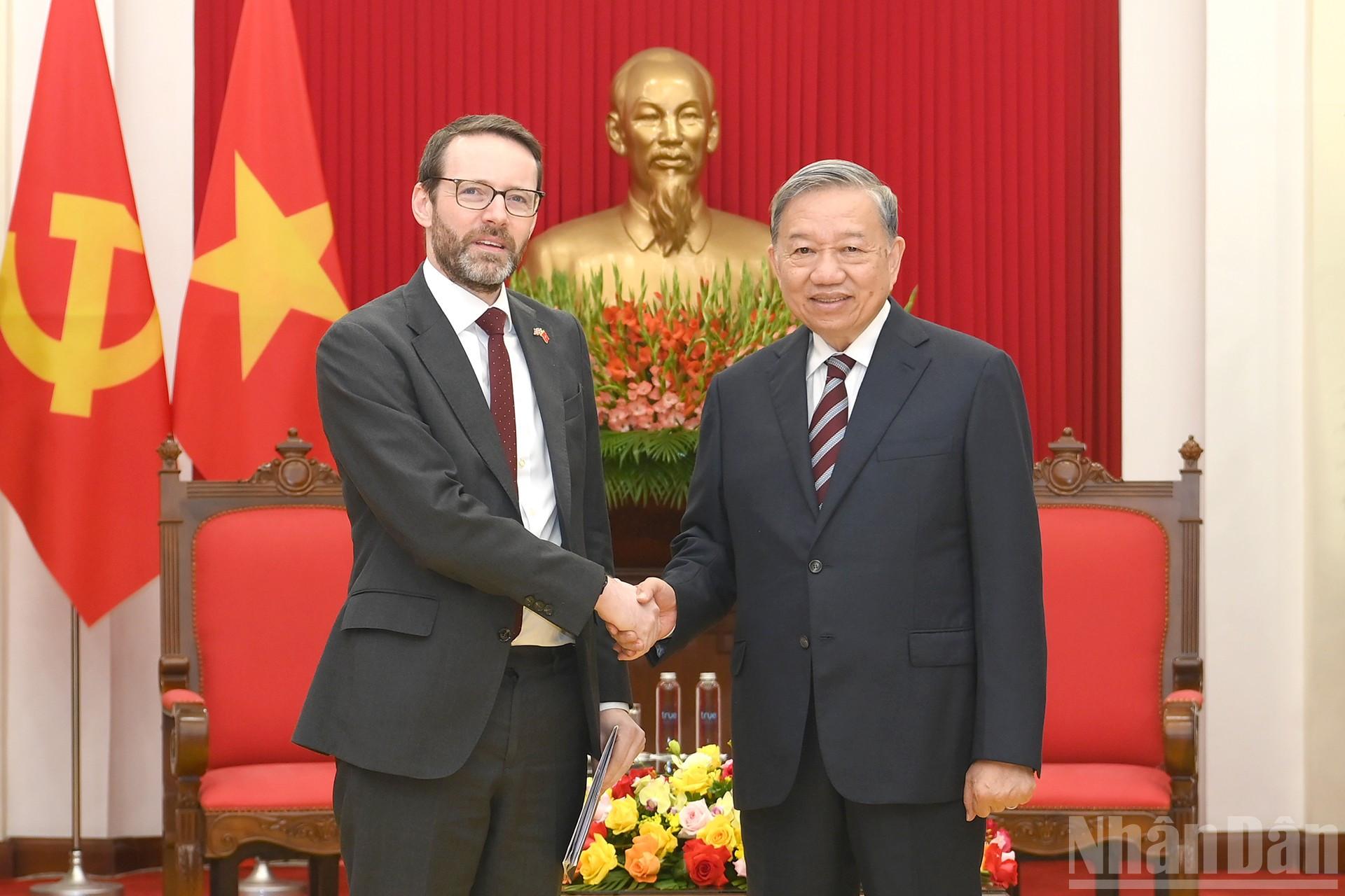 Tổng Bí thư Tô Lâm tiếp Đại sứ Liên hiệp Vương quốc Anh và Bắc Ireland tại Việt Nam Iain Frew. ndo_br_a10-bnd-3995.jpg