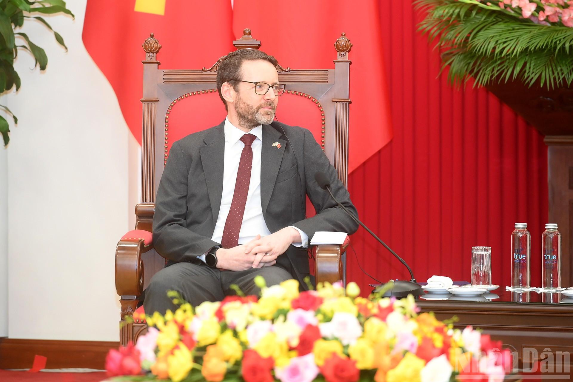 Đại sứ Iain Frew phát biểu tại cuộc tiếp. ndo_br_a4-bnd-4030.jpg