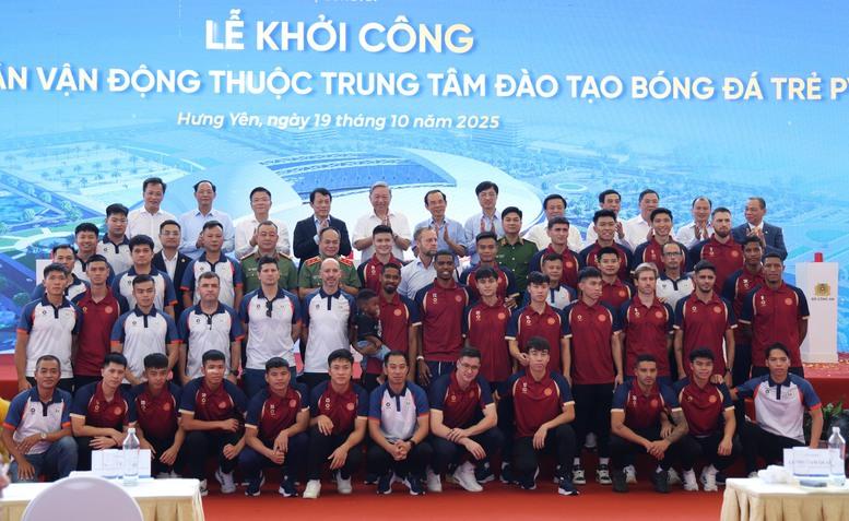 Tổng Bí thư Tô Lâm dự lễ khởi công xây dựng sân vận động tiên tiến hàng đầu thế giới- Ảnh 10. Tổng Bí thư Tô Lâm dự lễ khởi công xây dựng sân vận động tiên tiến hàng đầu thế giới- Ảnh 10.