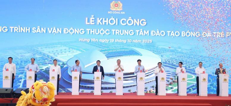 Tổng Bí thư Tô Lâm dự lễ khởi công xây dựng sân vận động tiên tiến hàng đầu thế giới- Ảnh 8. Tổng Bí thư Tô Lâm dự lễ khởi công xây dựng sân vận động tiên tiến hàng đầu thế giới- Ảnh 8.