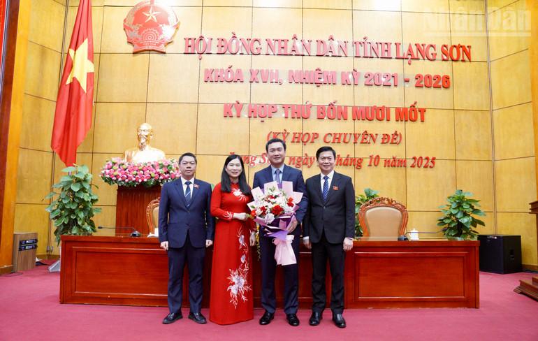 Đồng chí Nguyễn Cảnh Toàn cùng tập thể lãnh đạo Ủy ban nhân dân tỉnh Lạng Sơn khóa 17, nhiệm kỳ 2021-2026. ndo_tr_img-0805.jpg