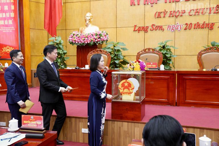 Các đại biểu Hội đồng nhân dân tỉnh Lạng Sơn tiến hành bầu chức danh Chủ tịch Ủy ban nhân dân tỉnh Lạng Sơn khóa 17, nhiệm kỳ 2021-2026. ndo_tr_img-0802.jpg