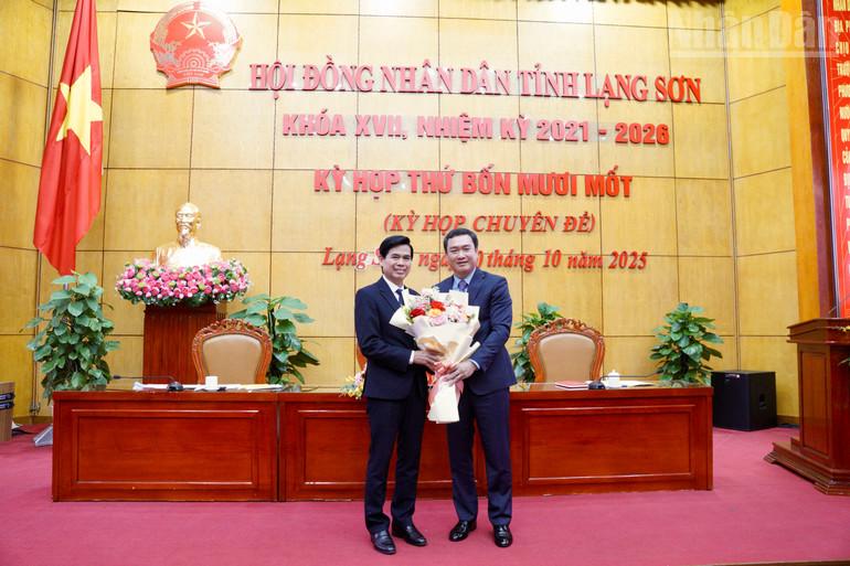 Đồng chí Hoàng Quốc Khánh, Bí thư Tỉnh ủy Lạng Sơn chúc mừng đồng chí Nguyễn Cảnh Toàn đã được Hội đồng nhân dân tỉnh Lạng Sơn bầu giữ chức vụ Chủ tịch Ủy ban nhân dân tỉnh Lạng Sơn khóa 17, nhiệm kỳ 2021 - 2026. ndo_tr_img-0803.jpg