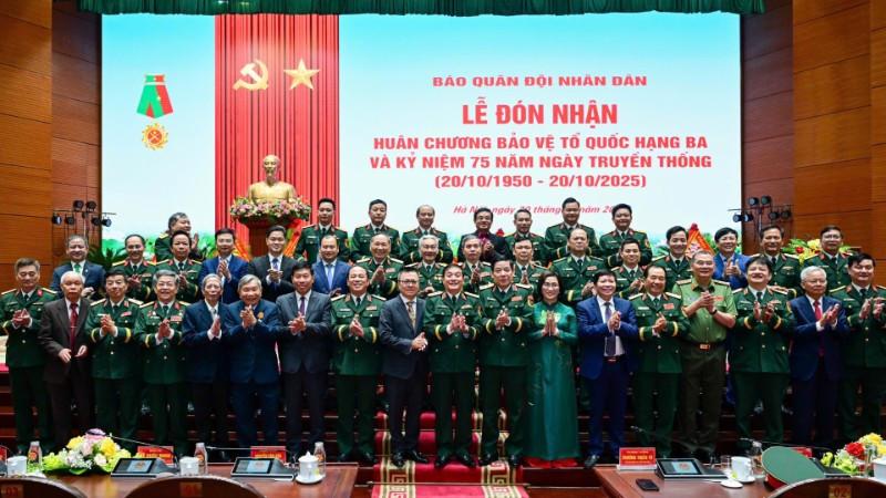 Các đại biểu tại buổi lễ.