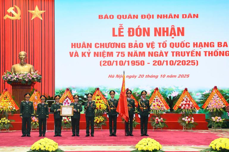 Thừa ủy quyền của Chủ tịch nước, Trung tướng Nguyễn Văn Gấu, Ủy viên Trung ương Đảng, Thứ trưởng Quốc phòng trao Huân chương Bảo vệ Tổ quốc hạng Ba tặng Báo Quân đội nhân dân. z7136312344282-dca6a4fd858389c6108415a79eeeacae.jpg