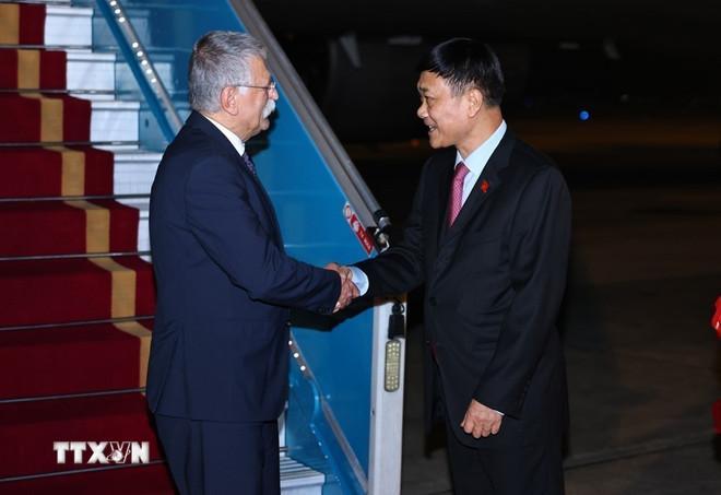 Phó Chủ tịch Quốc hội Vũ Hồng Thanh đón Chủ tịch Quốc hội Hungary Kover Laszlo tại Sân bay quốc tế Nội Bài. (Ảnh: Minh Đức/TTXVN) ttxvn-chu-tich-quoc-hoi-hungary-kover-laszlo-bat-dau-tham-chinh-thuc-viet-nam-2.jpg