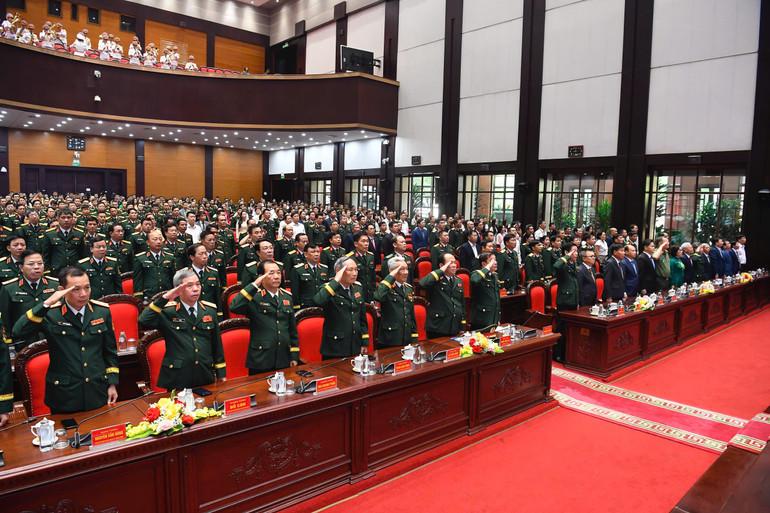 Các đại biểu thực hiện nghi thức chào cờ tại buổi lễ. z7136312545520-a09d9c1781bb9343541d2de03234af5e.jpg