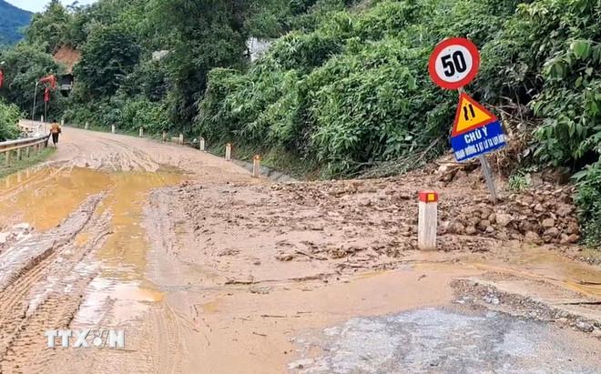 Cơ quan chức năng cắm biển cảnh báo ở các điểm sạt lở. (Ảnh: TTXVN phát) ttxvn-bao-so-10-lam-tuyen-duong-doc-dao-di-cua-khau-quoc-te-nam-can-nghe-an-te-liet-vi-sat-lo-dat-8309607-3.jpg
