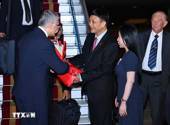 Phó Chủ tịch Quốc hội Vũ Hồng Thanh đón Chủ tịch Quốc hội Hungary Kover Laszlo tại Sân bay quốc tế Nội Bài. (Ảnh: Minh Đức/TTXVN) ttxvn-chu-tich-quoc-hoi-hungary-kover-laszlo-bat-dau-tham-chinh-thuc-viet-nam-3.jpg