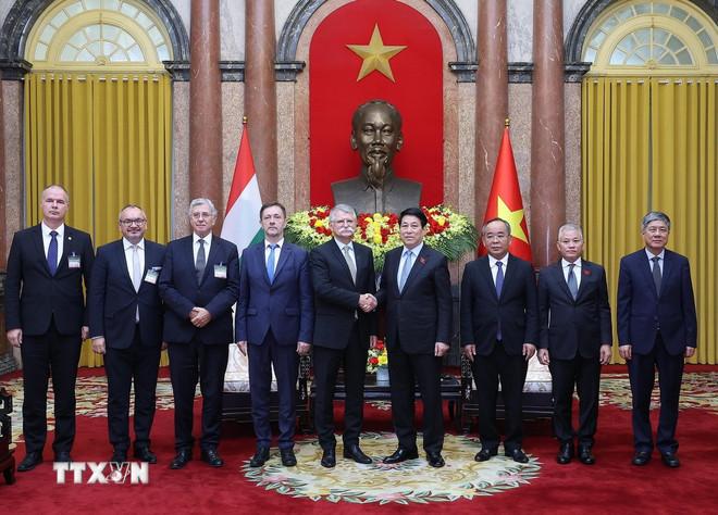 ttxvn-chu-tich-nuoc-luong-cuong-tiep-chu-tich-quoc-hoi-hungary-2.jpg