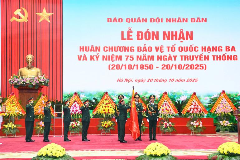 Thừa ủy quyền của Chủ tịch nước, Trung tướng Nguyễn Văn Gấu, Ủy viên Trung ương Đảng, Thứ trưởng Quốc phòng trao Huân chương Bảo vệ Tổ quốc hạng Ba tặng Báo Quân đội nhân dân. z7136312344183-fa7145dc985683ff85b359728eee2f0e.jpg