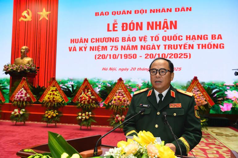 Thiếu tướng Đoàn Xuân Bộ, Bí thư Đảng ủy, Tổng Biên tập Báo Quân đội nhân dân trình bày diễn văn kỷ niệm. z7136311209713-3283703ddcd4197a7b09c0fb75a75db9.jpg