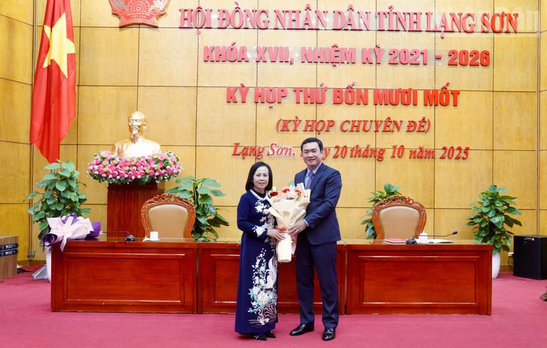 Đồng chí Đoàn Thị Hậu, Phó Bí thư Thường trực Tỉnh ủy, Chủ tịch Hội đồng nhân dân tỉnh Lạng Sơn chúc mừng đồng chí Nguyễn Cảnh Toàn đã được Hội đồng nhân dân tỉnh Lạng Sơn bầu giữ chức vụ Chủ tịch Ủy ban nhân dân tỉnh Lạng Sơn khóa 17, nhiệm kỳ 2021-2026. ndo_tr_img-0804.jpg