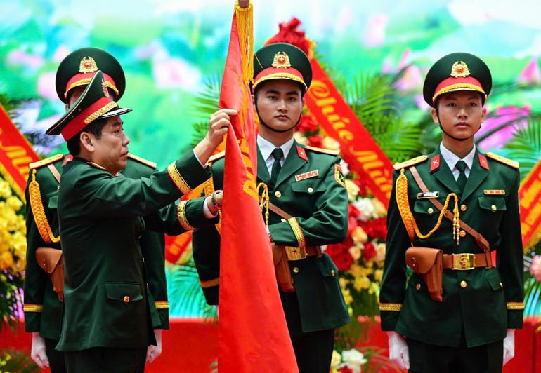 Thừa ủy quyền của Chủ tịch nước, Trung tướng Nguyễn Văn Gấu, Ủy viên Trung ương Đảng, Thứ trưởng Bộ Quốc phòng trao Huân chương Bảo vệ Tổ quốc hạng Ba tặng Báo Quân đội nhân dân. z7136312751761-e1b0a70420a06106c13b4d95899f2b16.jpg