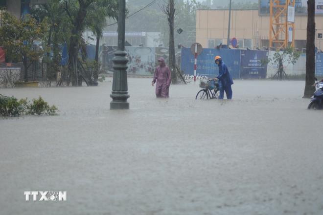 Mưa lớn kéo dài, nước lũ ngập sâu khiến các phương tiện giao thông ở Huế di chuyển khó khăn. (Ảnh: Văn Dũng/TTXVN) ttxvn-hue-ngap-sau.jpg