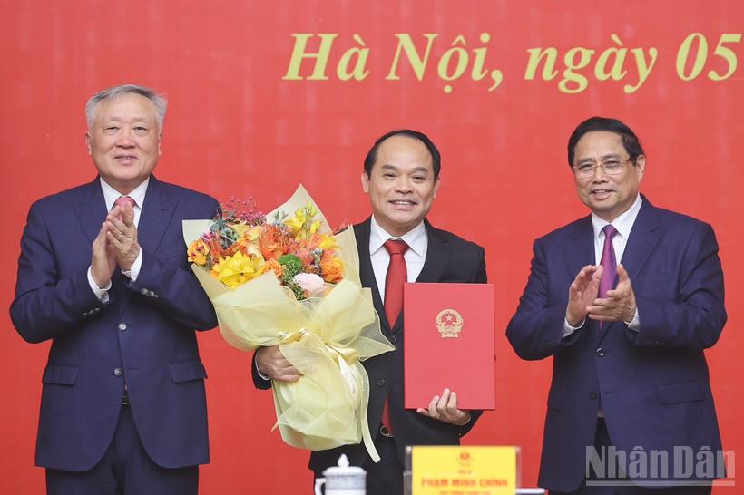 Thủ tướng Chính phủ Phạm Minh Chính trao quyết định và chúc mừng đồng chí Nguyễn Quốc Đoàn, Phó Tổng Thanh tra Thường trực Thanh tra Chính phủ. (Ảnh: TRẦN HẢI)