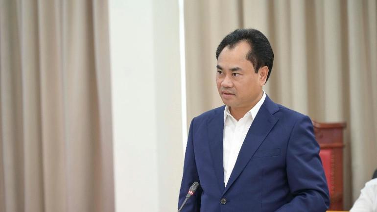 Đồng chí Trịnh Việt Hùng, Ủy viên dự khuyết Trung ương Đảng, Bí thư Tỉnh ủy, Chủ tịch Hội đồng nhân dân tỉnh phát biểu. hai-9842-3744.jpg