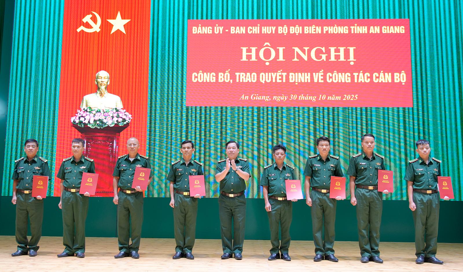 Bộ đội Biên phòng tỉnh trao quyết định công tác cán bộ