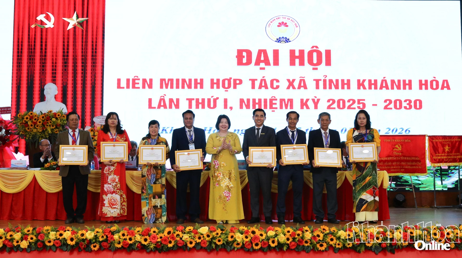 L&atilde;nh đạo Li&ecirc;n minh HTX Việt Nam trao bằng khen cho c&aacute;c tập thể