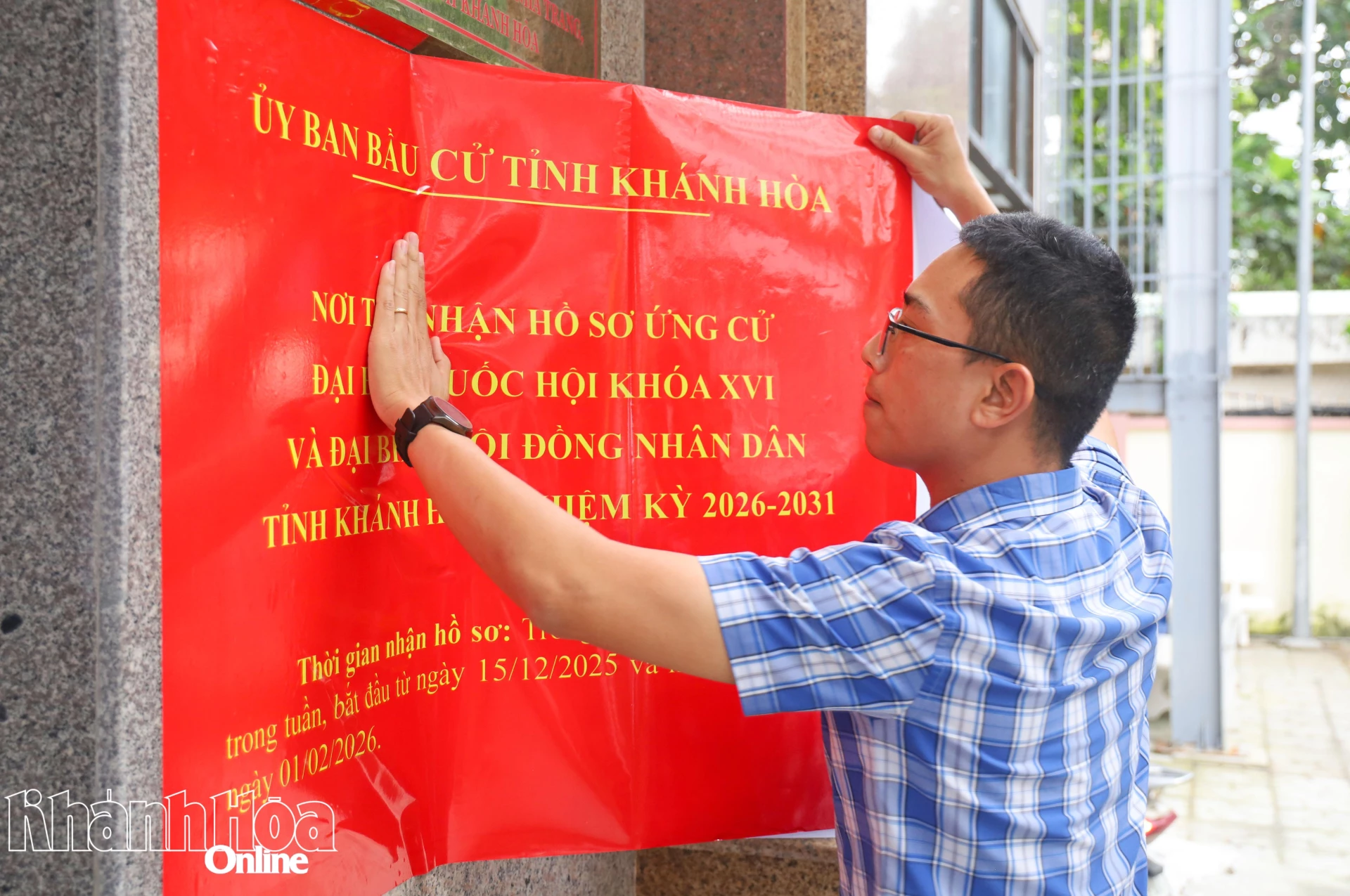 C&aacute;n bộ Sở Nội vụ d&aacute;n th&ocirc;ng b&aacute;o nơi tiếp nhận hồ sơ ứng cử đại biểu Quốc hội v&agrave; đại biểu HĐND tỉnh.