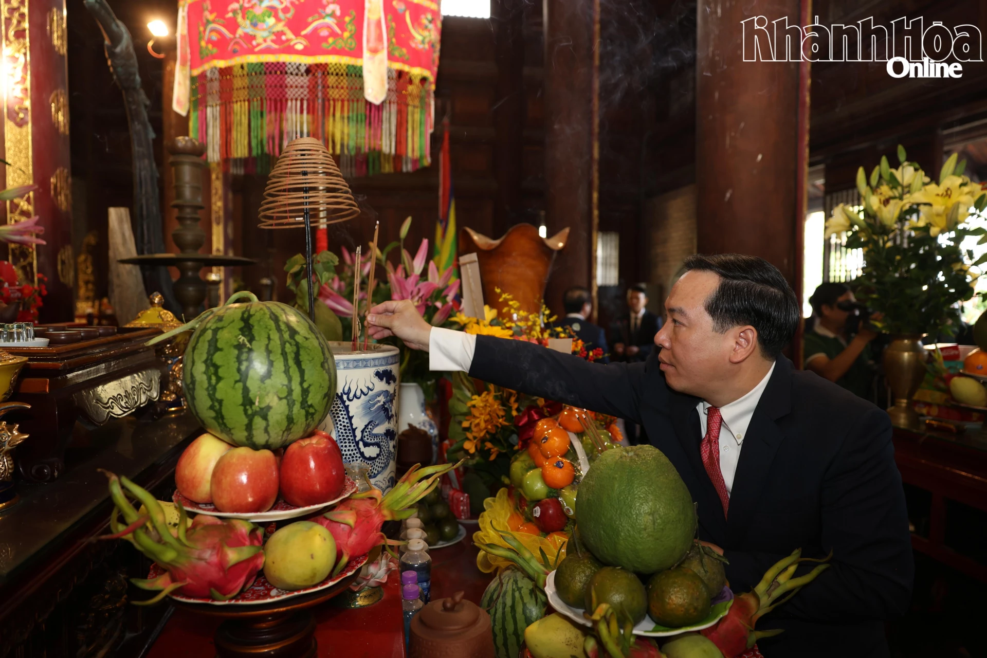 Ph&oacute; B&iacute; thư Thường trực Tỉnh ủy Hồ Xu&acirc;n Trường d&acirc;ng hương tại