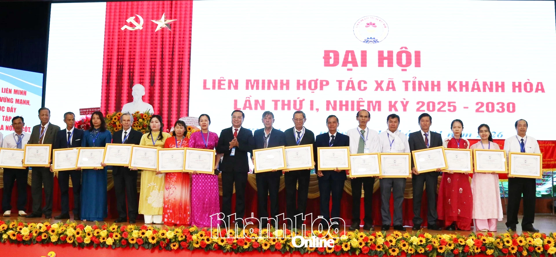 L&atilde;nh đạo Li&ecirc;n minh HTX tỉnh trao Giấy khen cho c&aacute;c tập thể, c&aacute; nh&acirc;n.