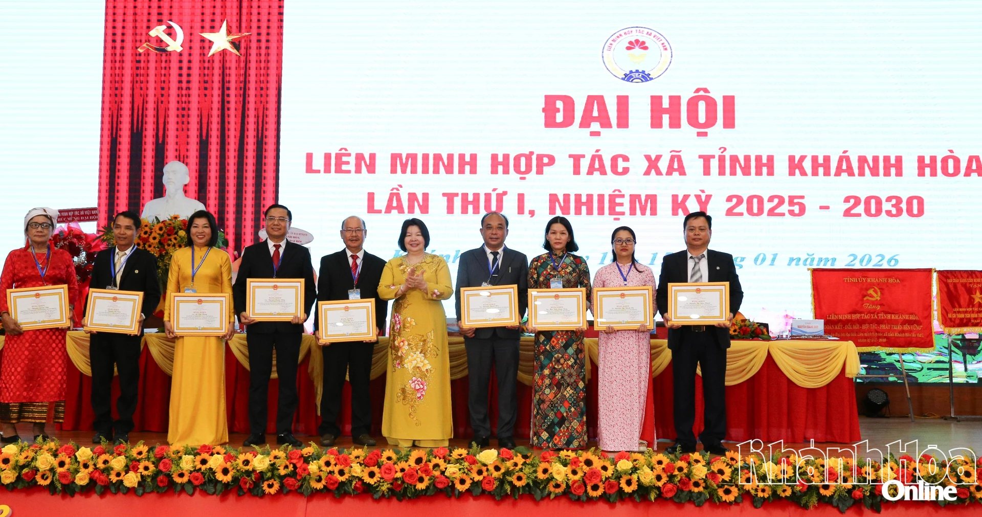L&atilde;nh đạo Li&ecirc;n minh HTX Việt Nam trao bằng khen cho c&aacute;c c&aacute; nh&acirc;n
