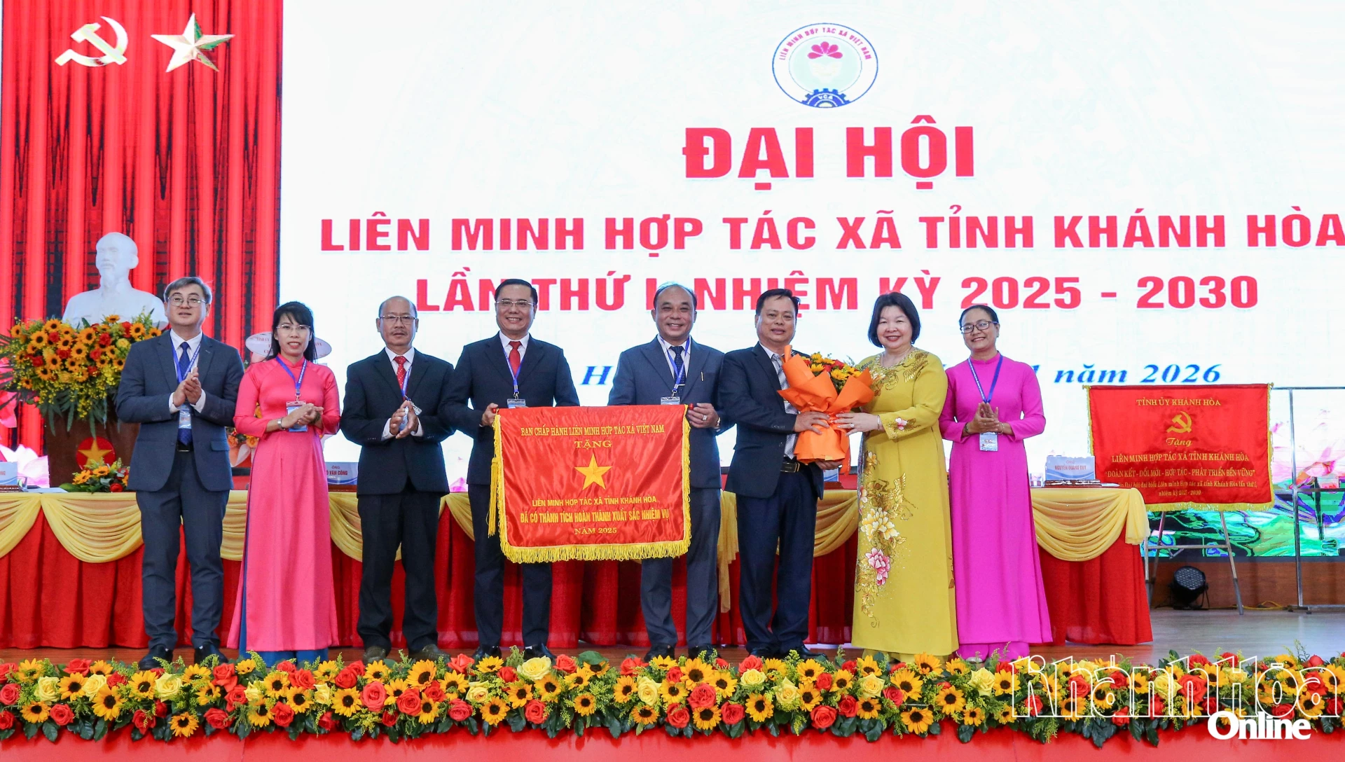 L&atilde;nh đạo Li&ecirc;n minh HTX Việt Nam trao cờ thi đua cho Li&ecirc;n minh HTX tỉnh Kh&aacute;nh H&ograve;a