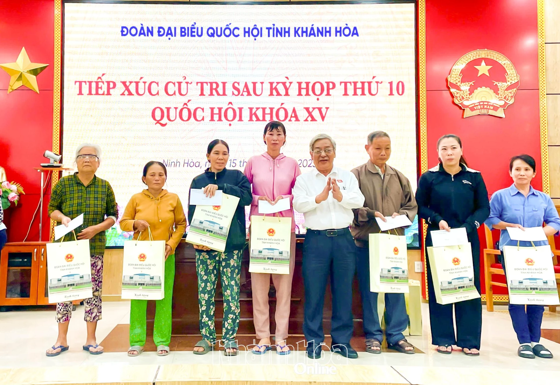 Đồng ch&iacute; L&ecirc; Xu&acirc;n Th&acirc;n trao qu&agrave; cho c&aacute;c hộ d&acirc;n.