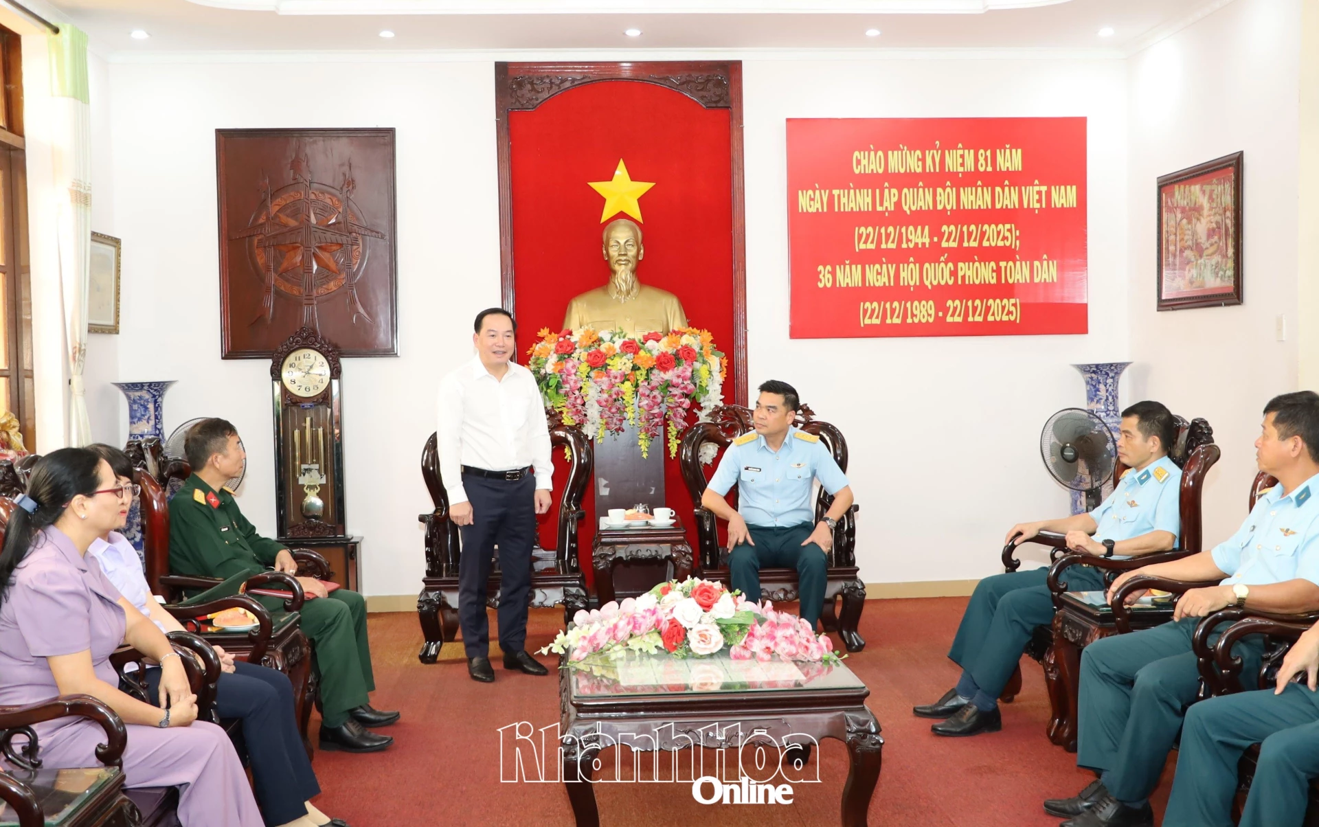 Đồng ch&iacute; Hồ Xu&acirc;n Trường gửi những lời ch&uacute;c mừng tốt đẹp nhất tới c&aacute;n bộ, chiến sĩ Trường Sĩ quan Kh&ocirc;ng qu&acirc;n.