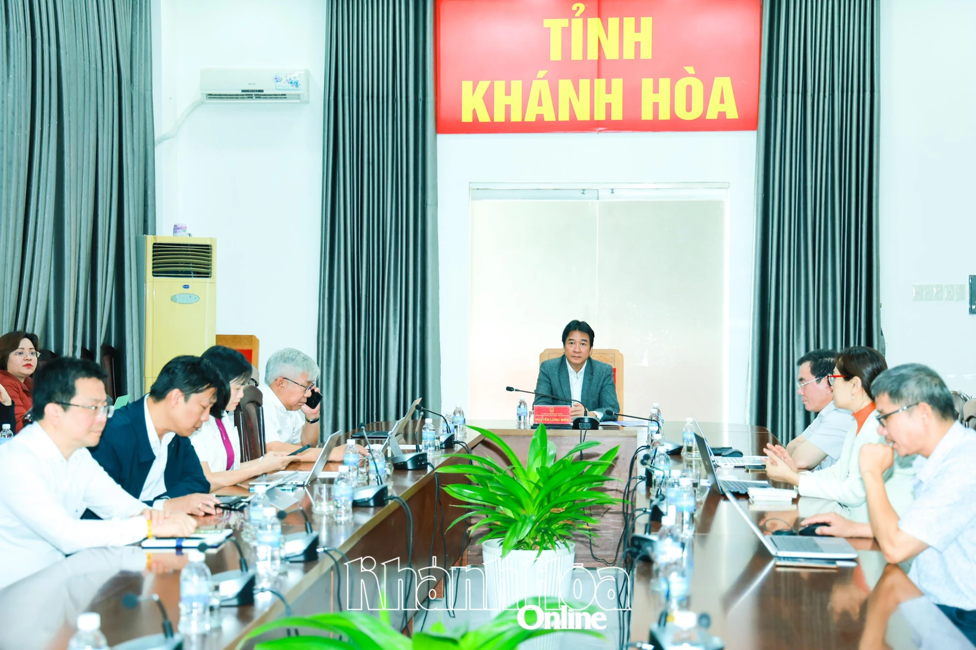 Đồng ch&iacute; Nguyễn Long Bi&ecirc;n tham dự hội nghị tại điểm cầu tỉnh Kh&aacute;nh H&ograve;a.
