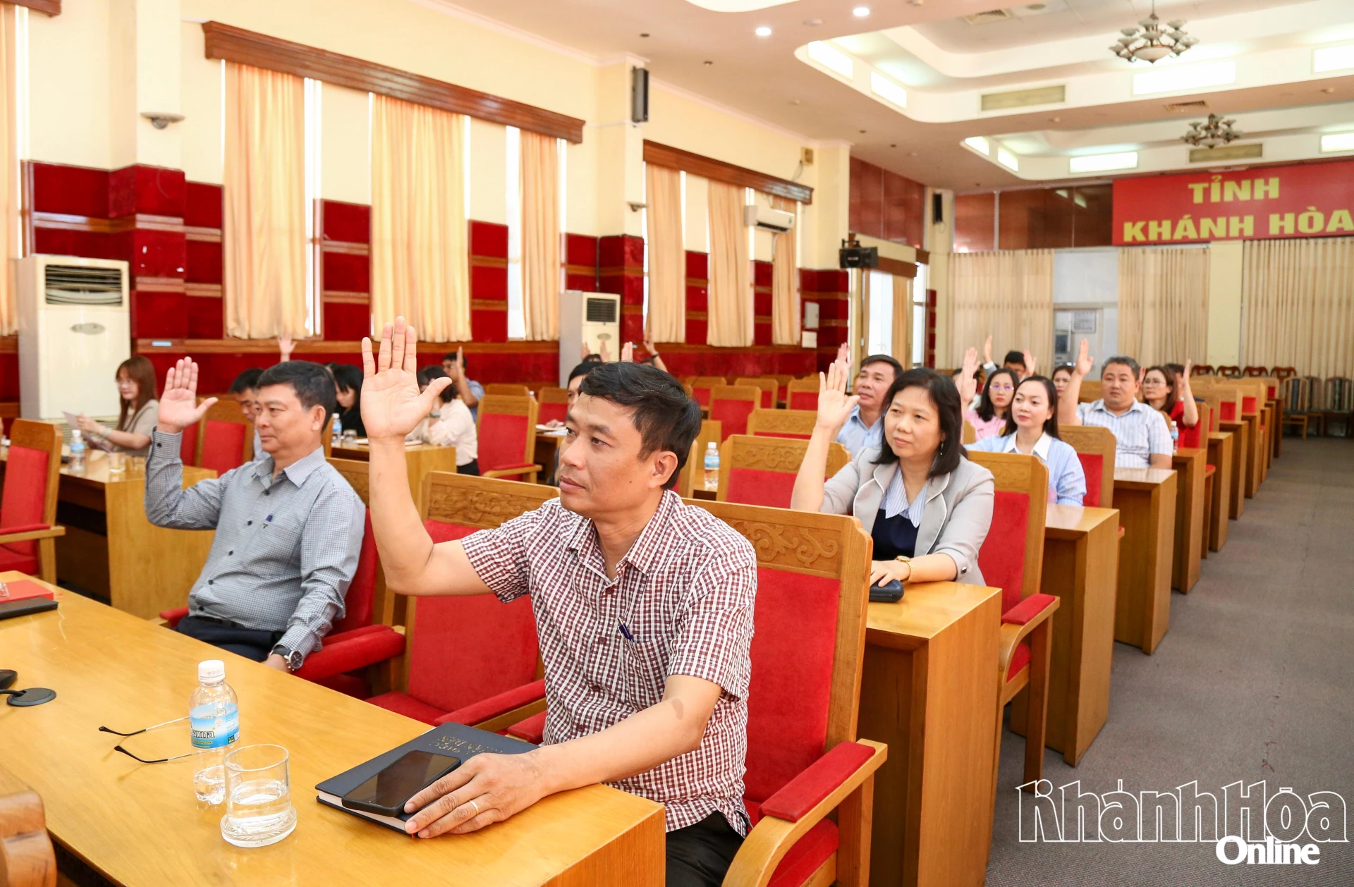 Cử tri nơi c&ocirc;ng t&aacute;c biểu quyết giới thiệu người ứng cử đại biểu HĐND tỉnh nhiệm kỳ 2026-2031