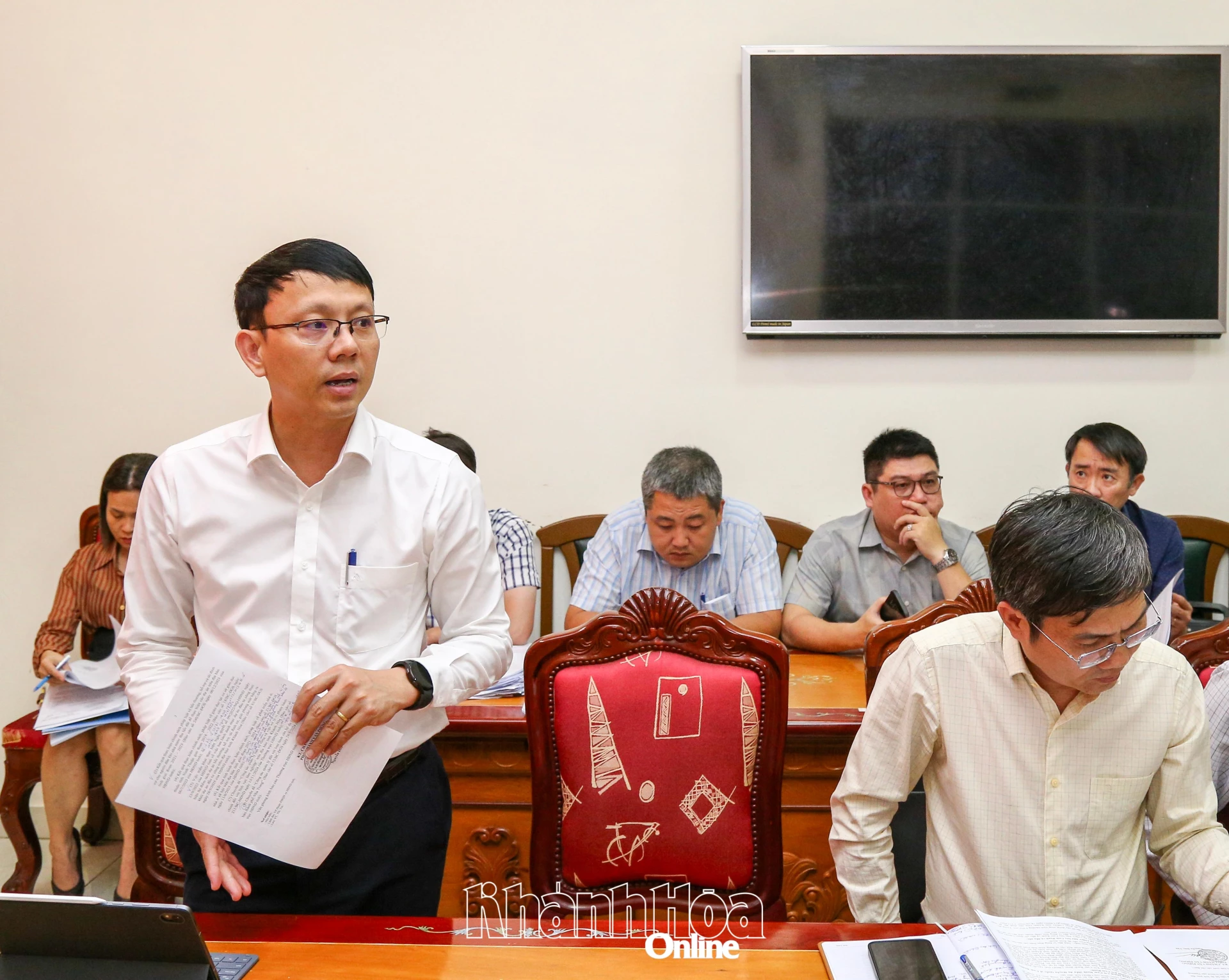 Ph&oacute; Chủ tịch UBND tỉnh Nguyễn Thanh H&agrave; ph&aacute;t biểu l&agrave;m r&otilde; một số vấn đề li&ecirc;n quan đến c&aacute;c nội dung UBND tỉnh tr&igrave;nh tại kỳ họp