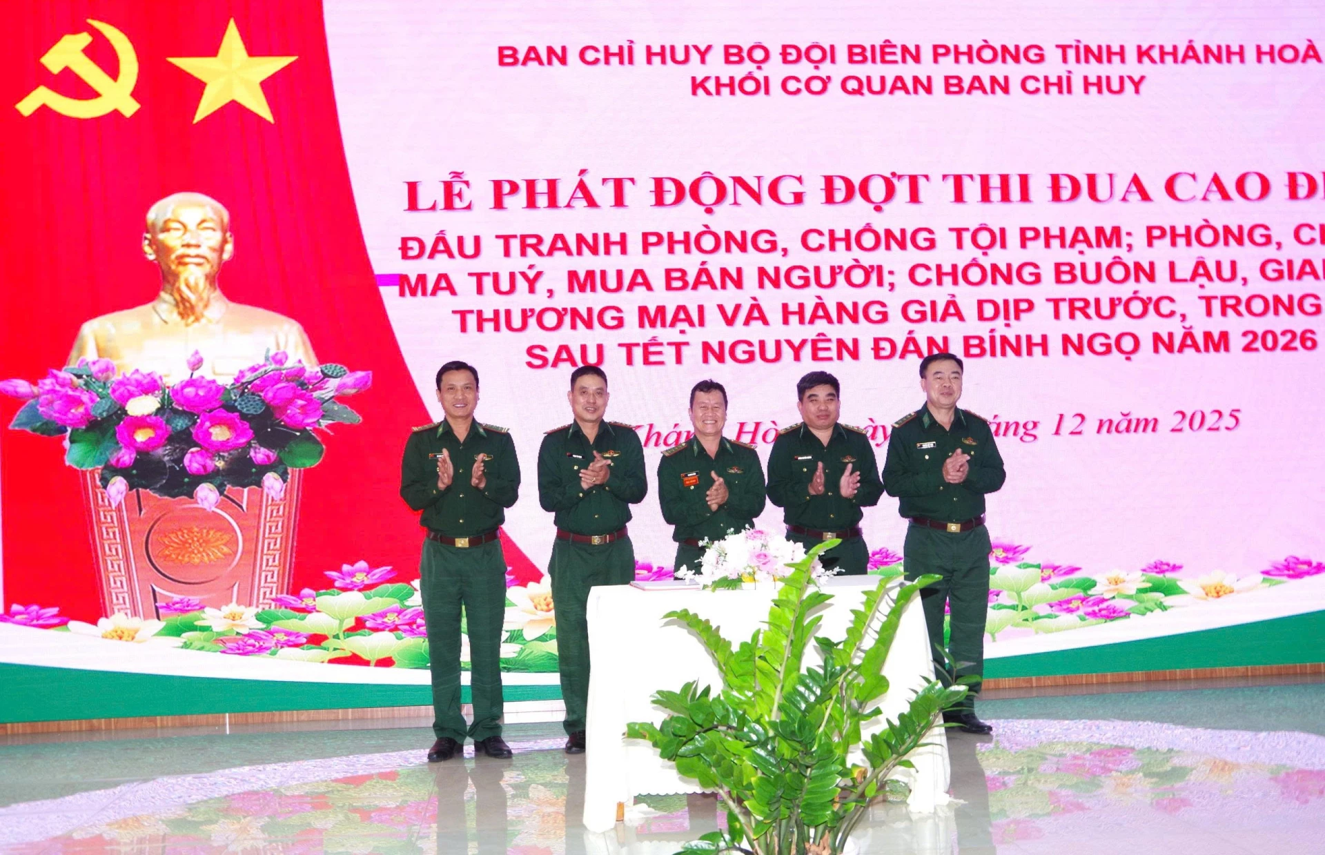 Đại t&aacute; Tạ Quang Dũng - Ph&oacute; Chỉ huy trưởng Ban Chỉ huy Bộ đội Bi&ecirc;n ph&ograve;ng tỉnh (thứ 3, từ phải sang) chứng kiến c&aacute;c đơn vị k&yacute; giao ước thi đua.