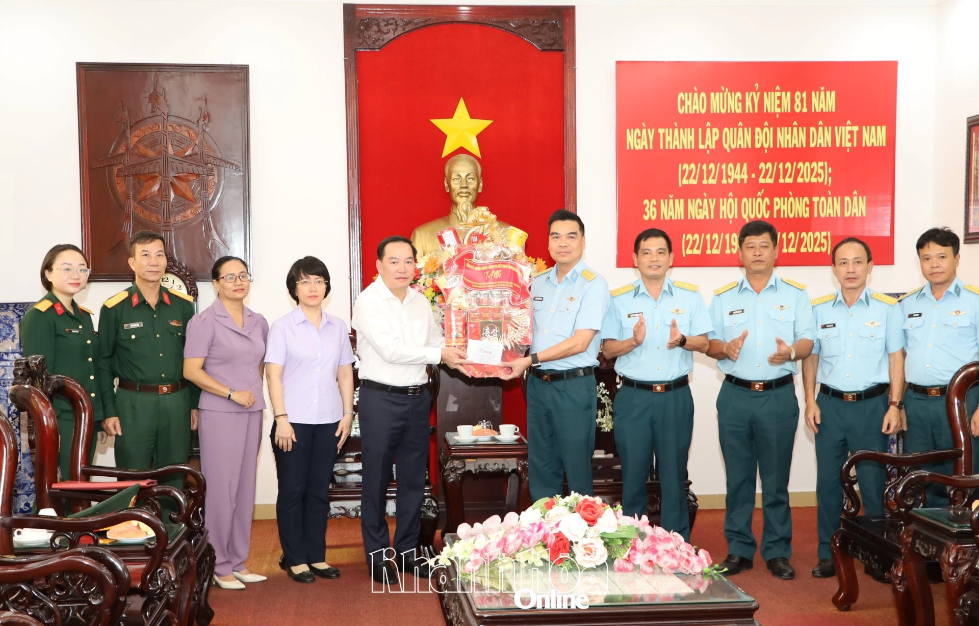 Đồng ch&iacute; Hồ Xu&acirc;n Trường tặng qu&agrave;, ch&uacute;c mừng Trường sĩ quan Kh&ocirc;ng qu&acirc;n.