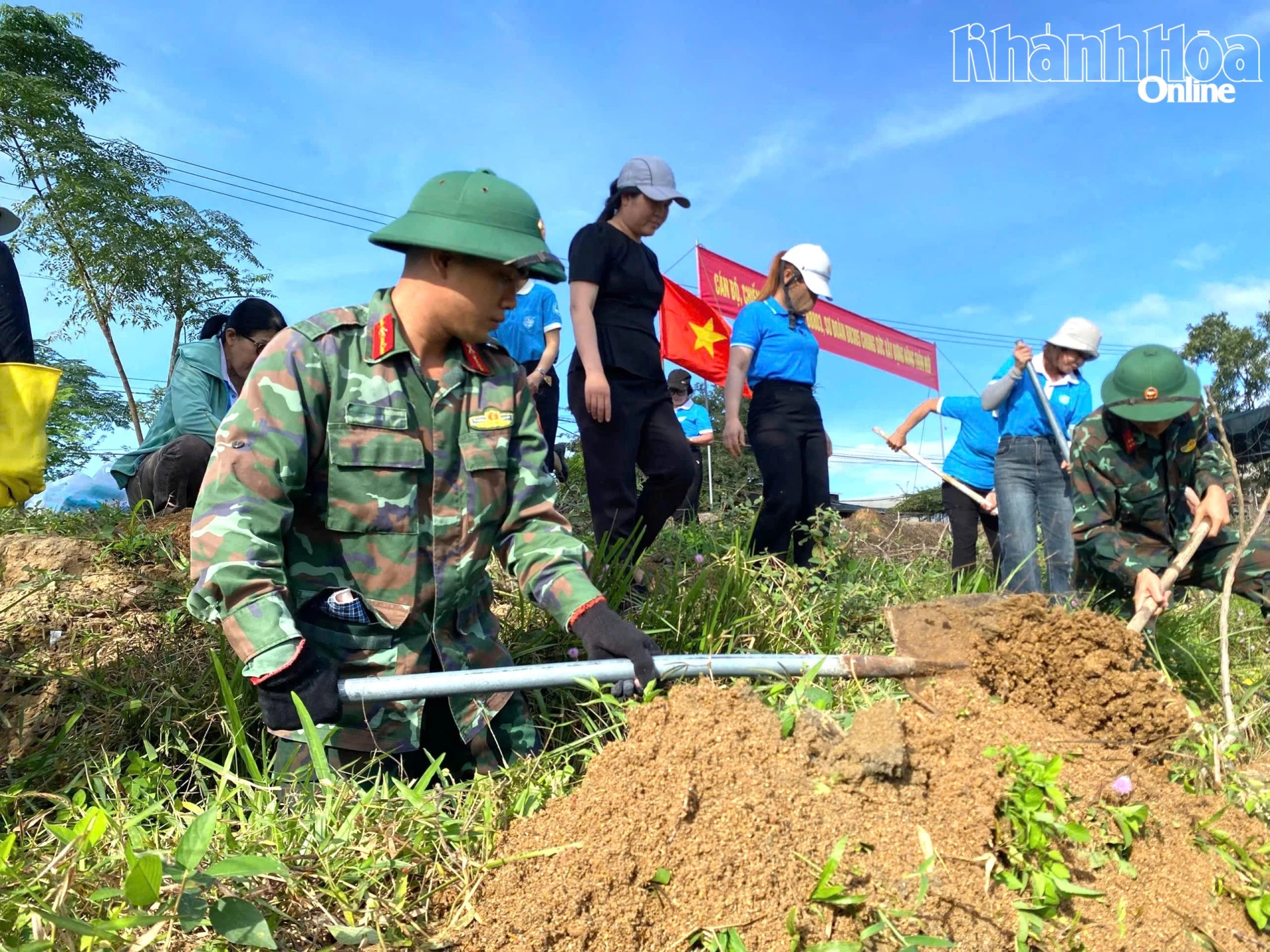 C&aacute;n bộ Sư đo&agrave;n Bộ binh 305 v&agrave; c&aacute;n bộ, hội vi&ecirc;n phụ nữ x&atilde; nạo v&eacute;t k&ecirc;nh mương tại th&ocirc;n Bu&ocirc;n Đung