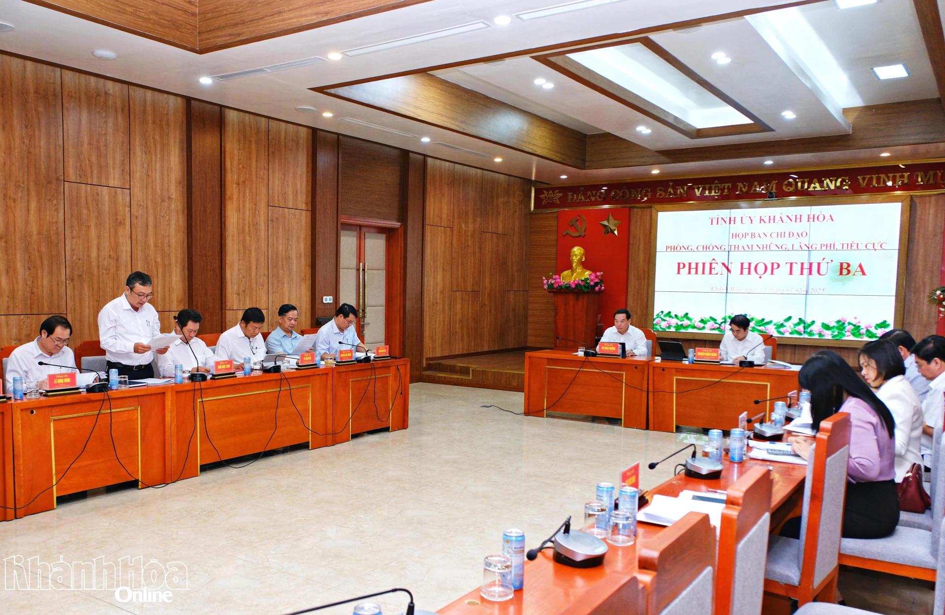 Đại diện Ban Nội ch&iacute;nh Tỉnh ủy b&aacute;o c&aacute;o tại phi&ecirc;n họp.