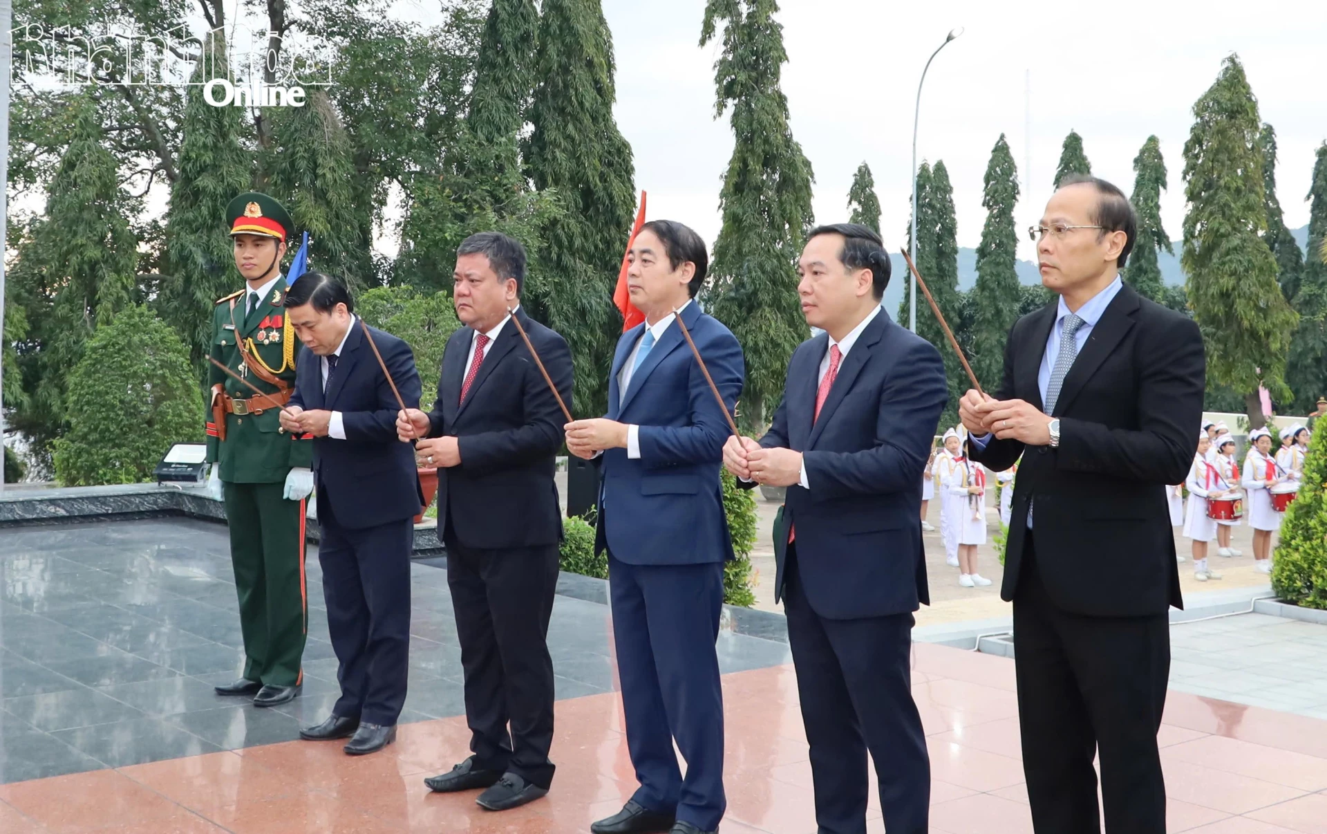 Thường trực Tỉnh ủy d&acirc;ng hương tại Nghĩa trang Liệt sĩ H&ograve;n Dung