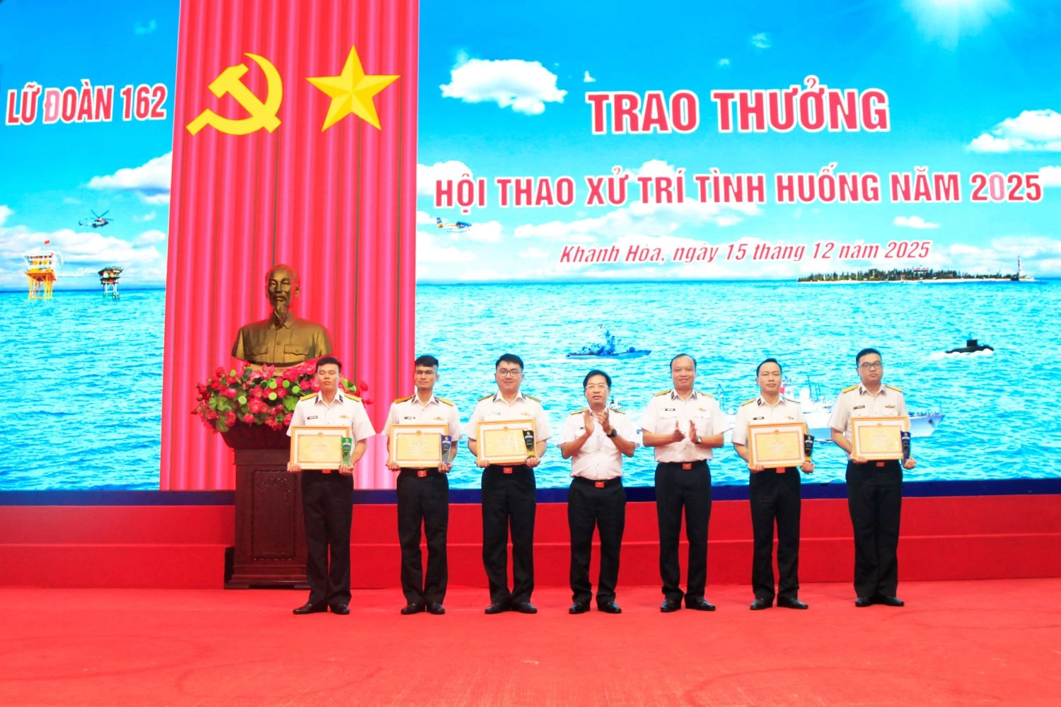 Lãnh đạo Lữ đoàn 162 trao thưởng hội thao xử trí tình huống của kíp trực tàu năm 2025.