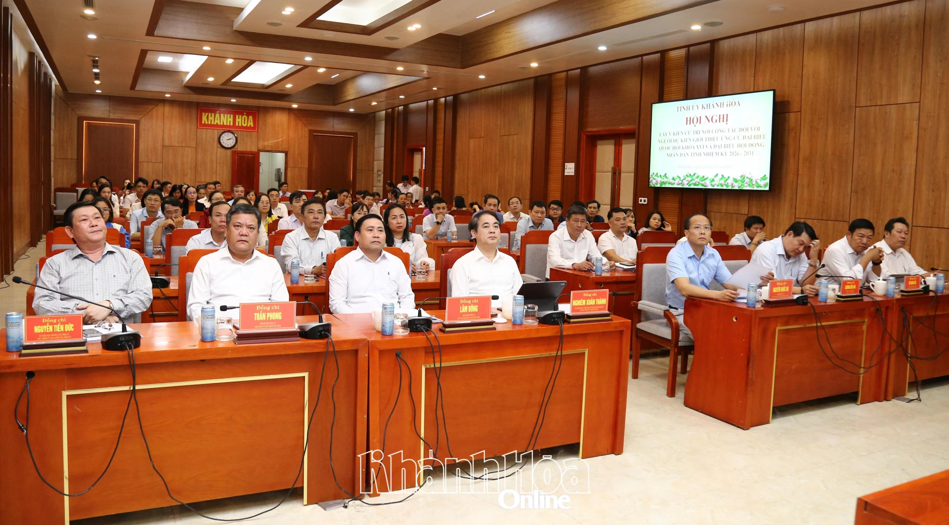 C&aacute;c đồng ch&iacute; Trong Thường trực Tỉnh ủy, l&atilde;nh đạo c&aacute;c cơ quan tham mưu, gi&uacute;p việc của Tỉnh ủy v&agrave; đại diện cử tri tham dự hội nghị