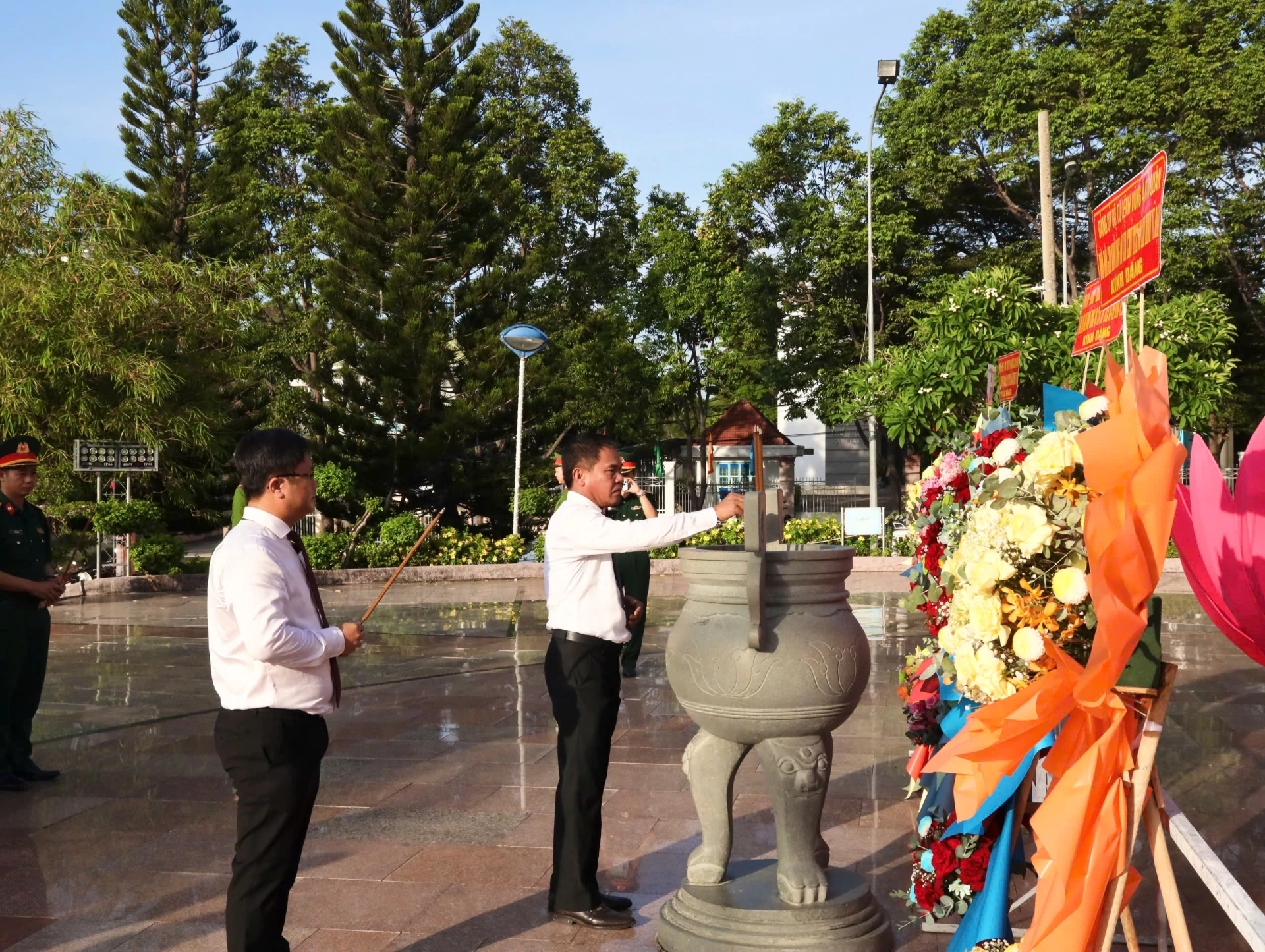 Lãnh đạo phường Cam Ranh dâng hương tưởng nhớ công lao to lớn của Chủ tịch Hồ Chí Minh