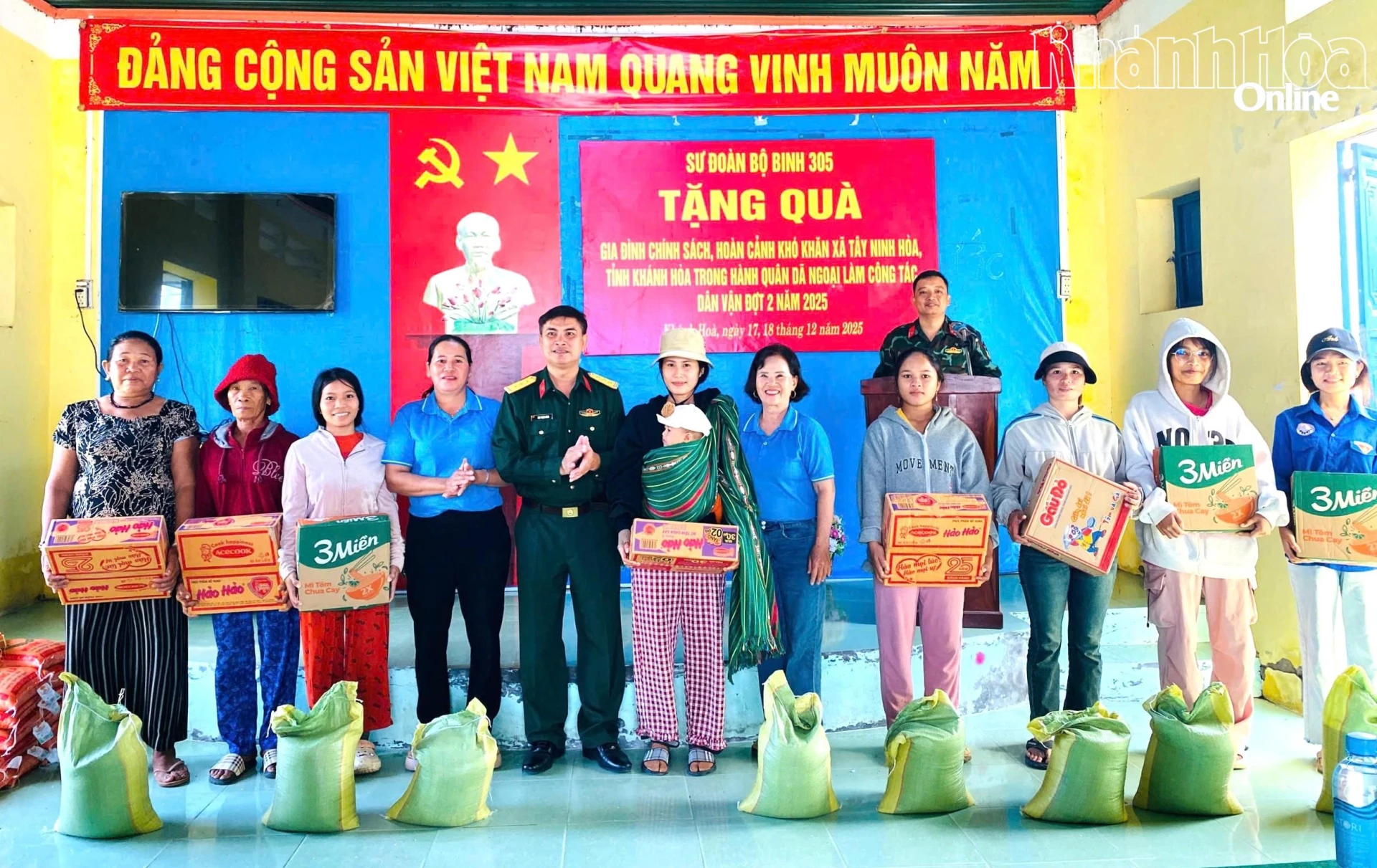 Đại diện Sư đo&agrave;n tặng qu&agrave; cho c&aacute;c gia đ&igrave;nh ch&iacute;nh s&aacute;ch, hộ đồng b&agrave;o thiểu số c&oacute; ho&agrave;n cảnh kh&oacute; khăn