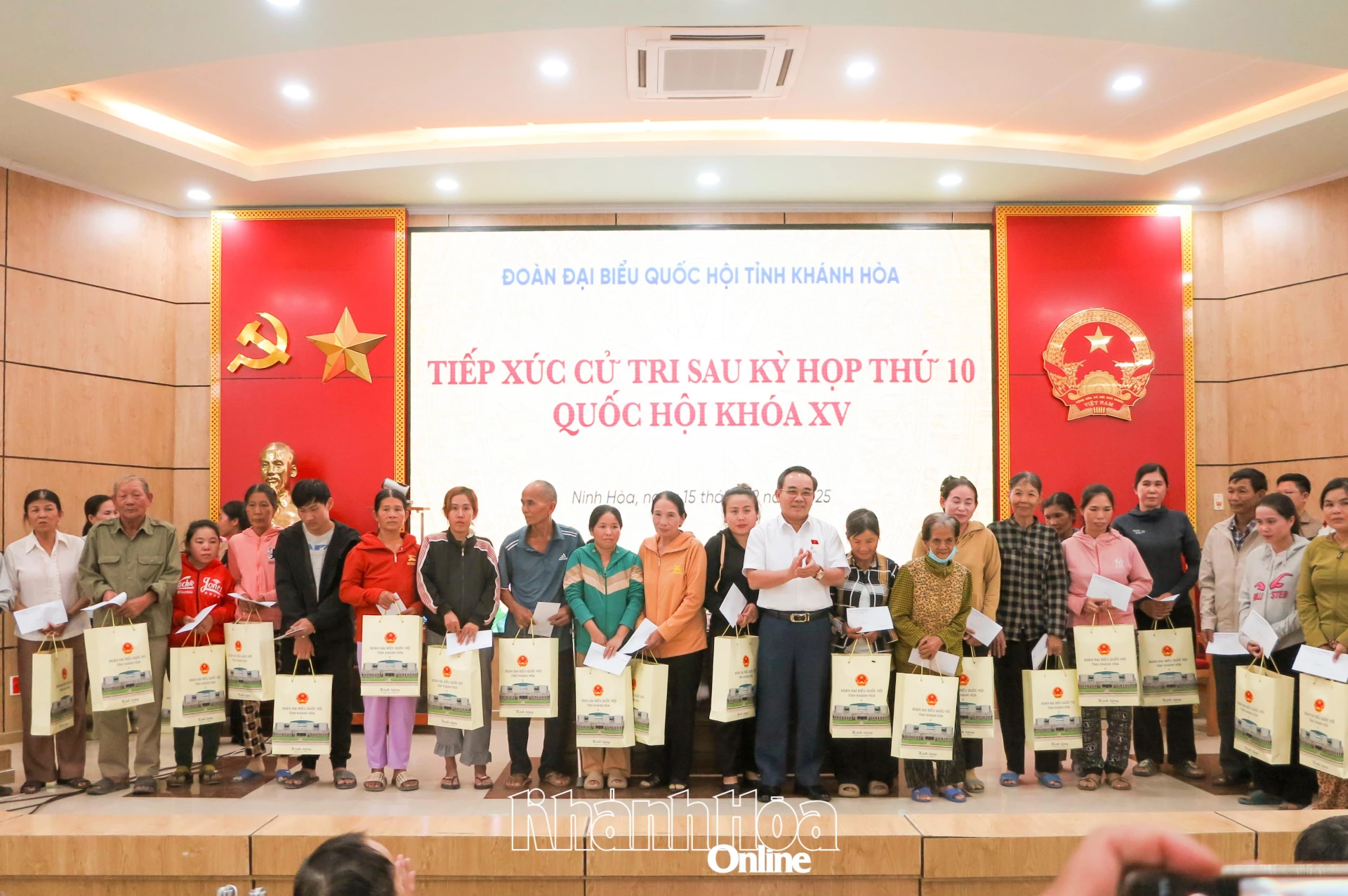 Đại biểu Quốc hội L&ecirc; Hữu Tr&iacute; trao qu&agrave; cho c&aacute;c hộ d&acirc;n.