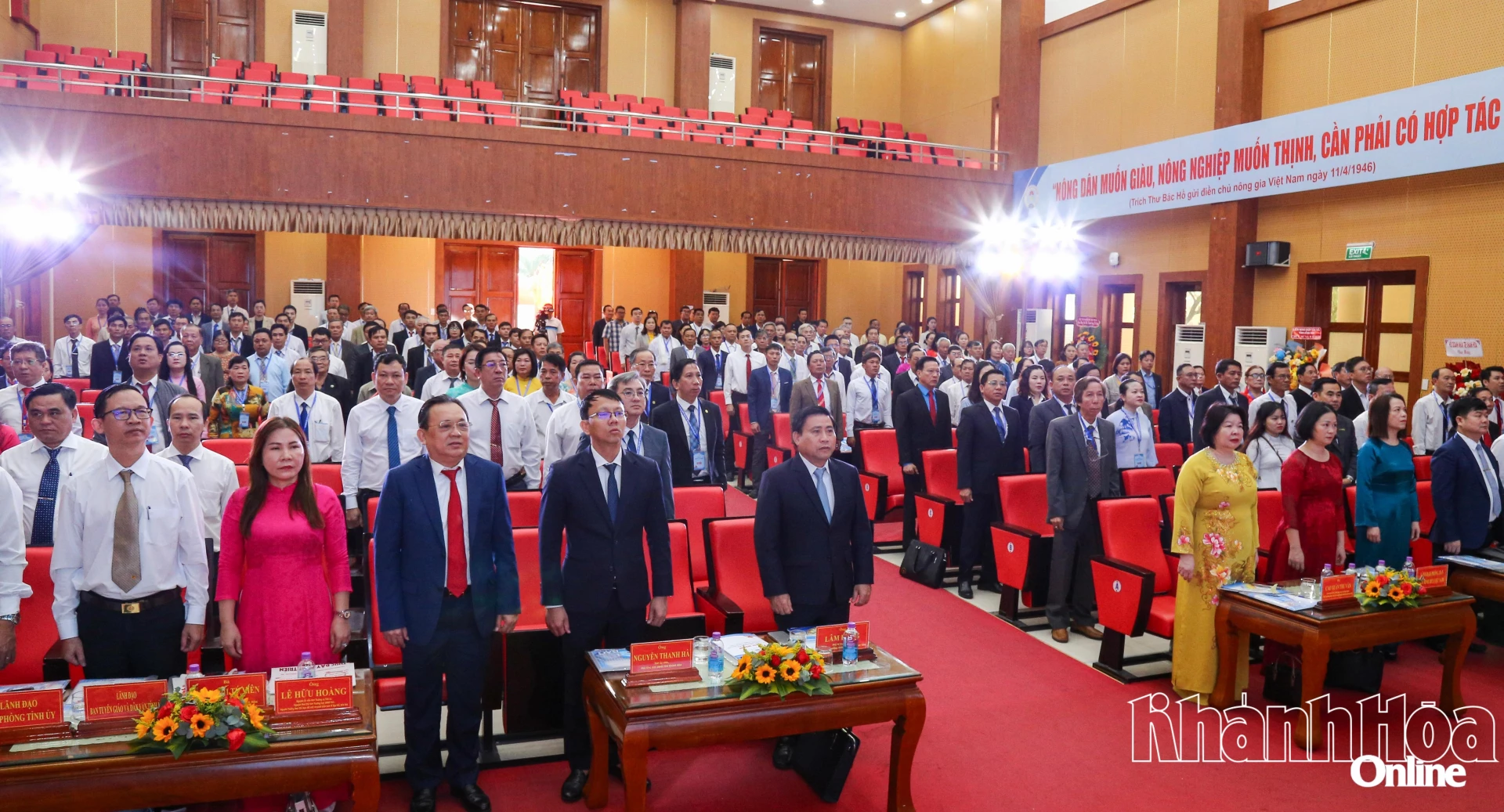 C&aacute;c đại biểu thực hiện nghi lễ ch&agrave;o cờ khai mạc đại hội