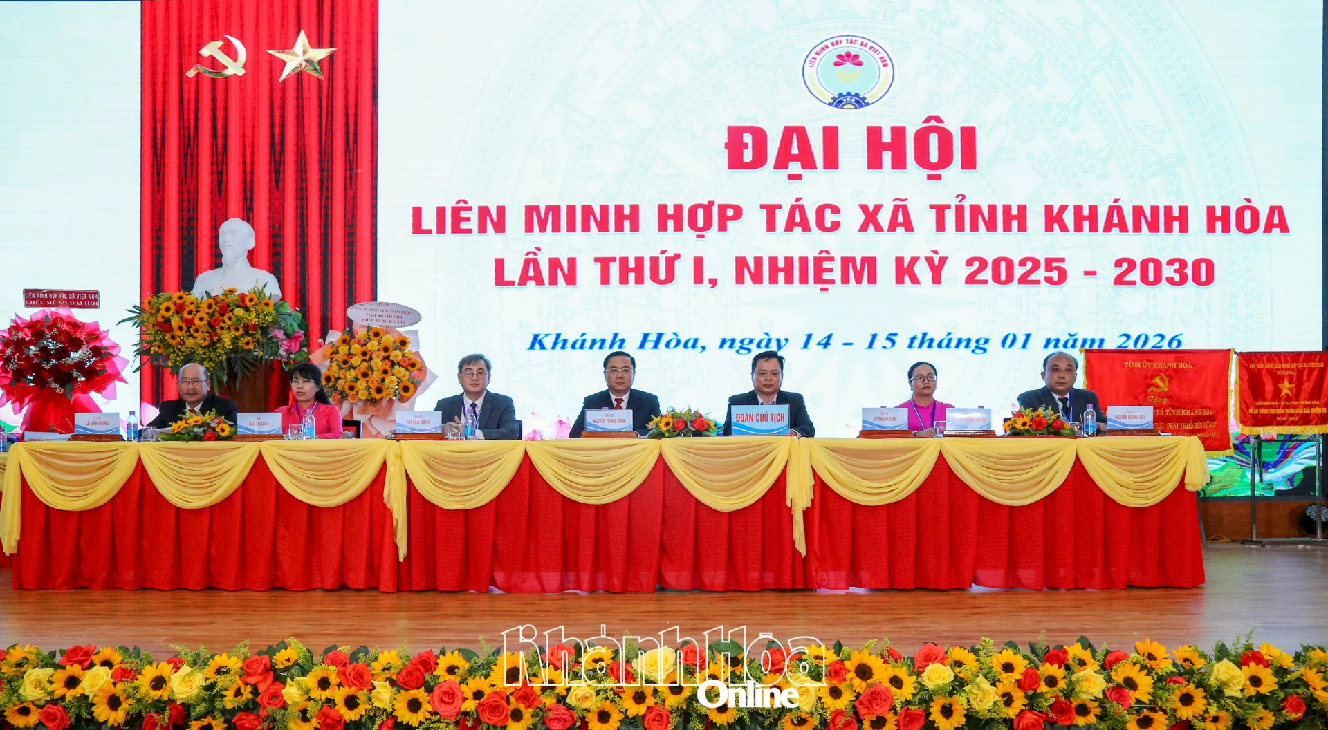 Đo&agrave;n chủ tịch điều h&agrave;nh đại hội