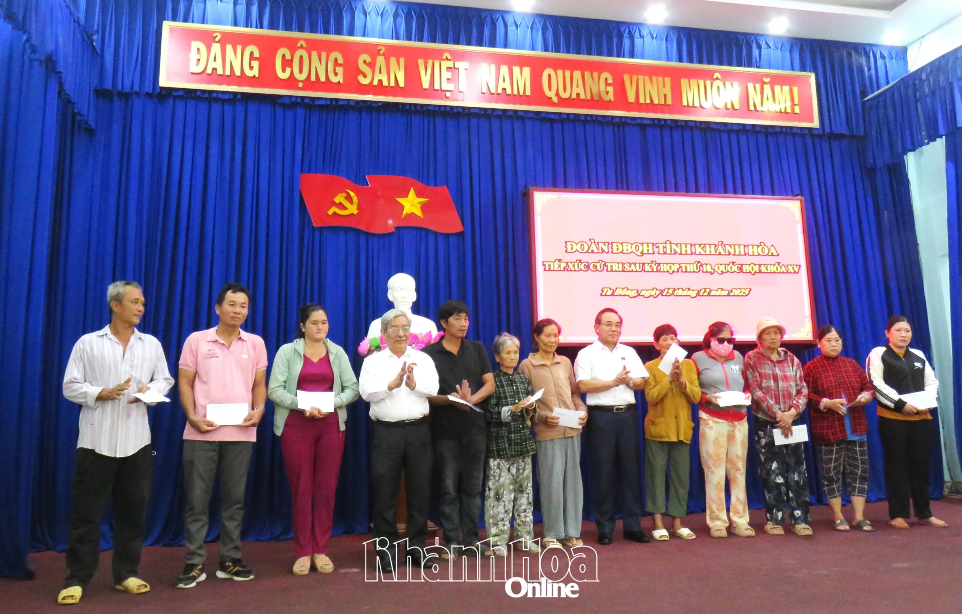 Đo&agrave;n đại biểu Quốc hội tỉnh trao 20 suất qu&agrave; cho người d&acirc;n bị ảnh hưởng do mưa lũ.