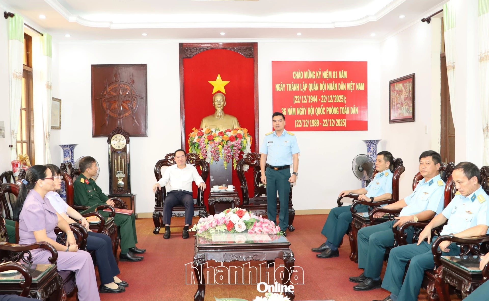 L&atilde;nh đạo Trường Sĩ quan Kh&ocirc;ng qu&acirc;n th&ocirc;ng tin sơ bộ t&igrave;nh hoạt động của đơn vị với Ph&oacute; B&iacute; thư Thường trực Tỉnh ủy Hồ Xu&acirc;n Trường.